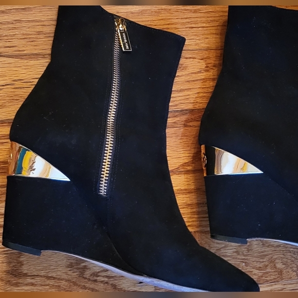 Michael Kors EUC women's black suede wedge ankle boots size 7.5 M - Picture 6 of 8